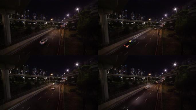 等级分离桥繁忙夜间交通景观的高角度视图