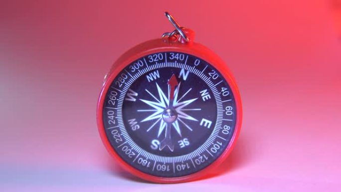 指南针闪烁着不同的颜色。
