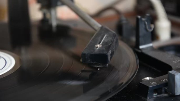 播放黑色黑胶唱片曲目的转盘针。