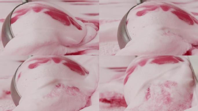 舀融化的草莓味冰淇淋。