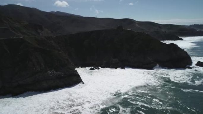 魔鬼的滑梯，涂鸦山和背景掩体点。背景为灰鲸湾州立海滩。太平洋海岸线和海浪。加利福尼亚州1号州际公路。