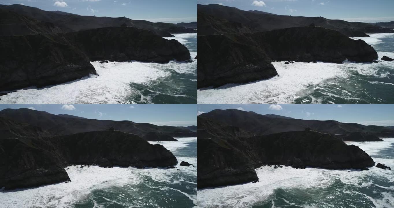 魔鬼的滑梯，涂鸦山和背景掩体点。背景为灰鲸湾州立海滩。太平洋海岸线和海浪。加利福尼亚州1号州际公路。