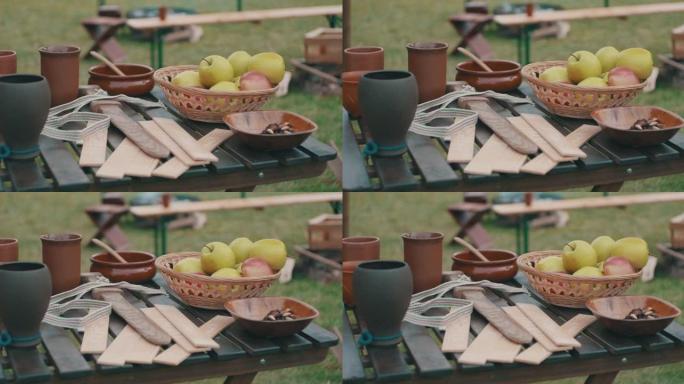 桌上的古代食物和容器