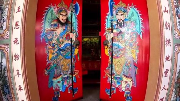 打开门走进美丽的中国神社