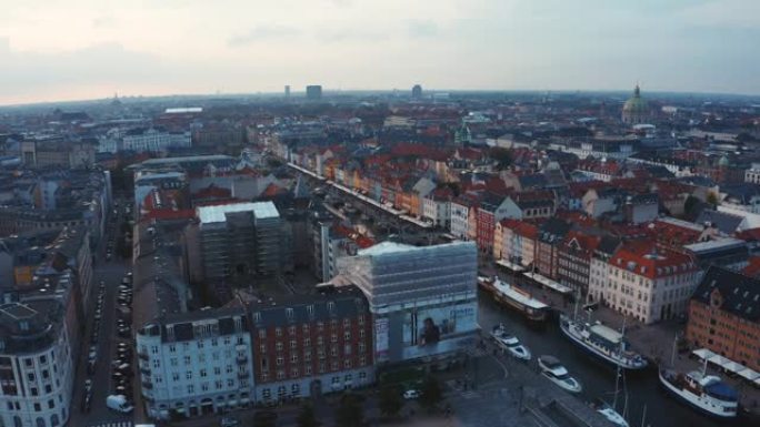 丹麦哥本哈根著名的尼哈文码头，有五颜六色的建筑和船只。