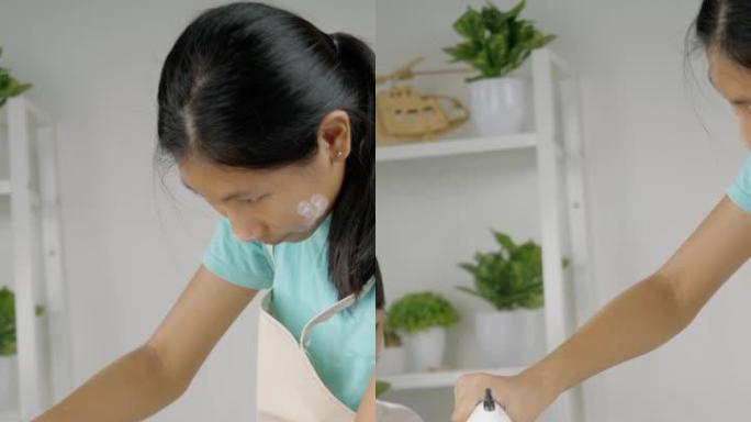 亚洲女孩在家和妹妹一起搅拌面团自制饼干，生活方式理念。