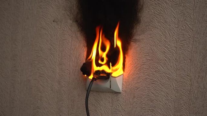 在房间的墙壁上燃烧电源插座。特写。