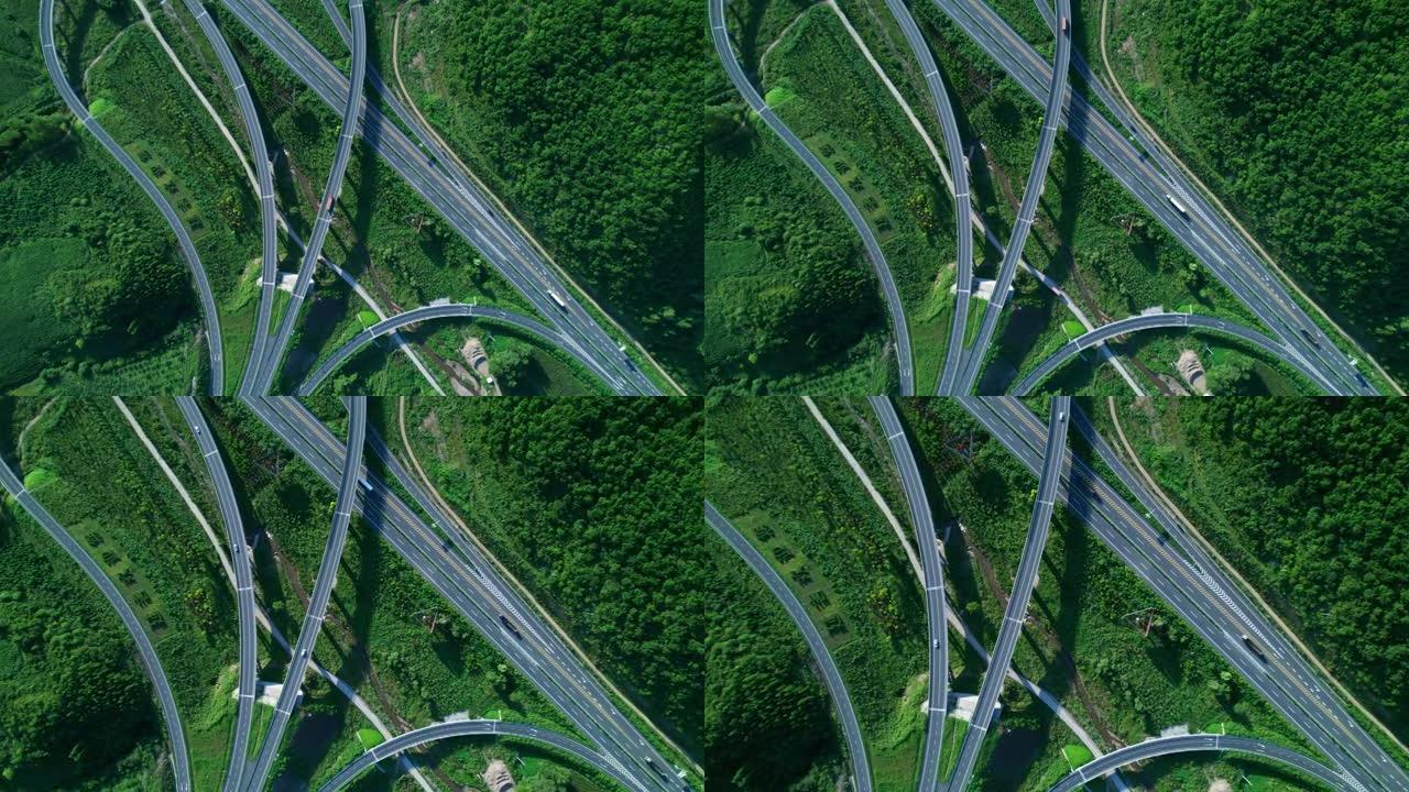 在高速公路上行驶。立交桥的鸟瞰图