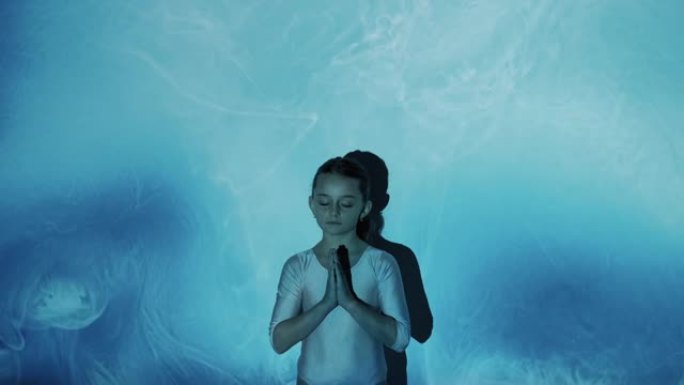 儿童瑜伽冥想练习女孩蓝雾