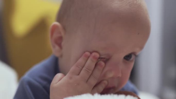 特写婴儿红眼结膜炎对高加索婴幼儿面部感染的影响
