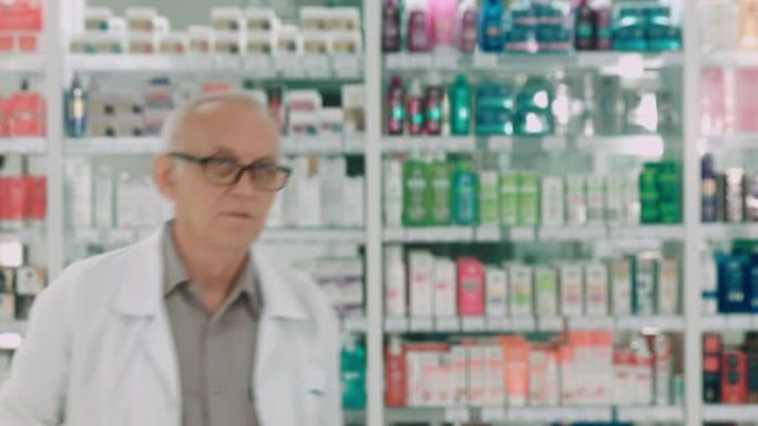 戴眼镜男药剂师宣传一罐药