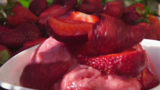 新鲜美味草莓落在草莓冰淇淋上的特写镜头