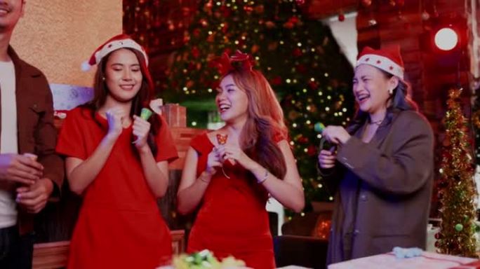 一群亚洲工作青少年在圣诞老人帽子倒计时新年快乐的微笑。派对朋友开心地庆祝圣诞节。为公司员工庆祝年底