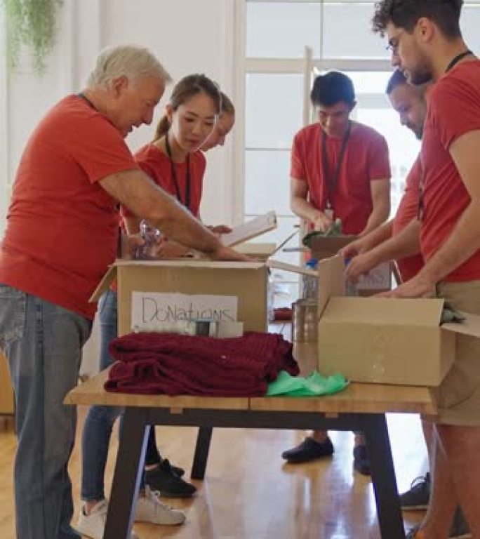 多种族志愿者包装盒