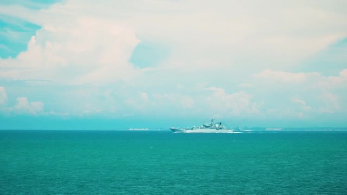 一艘战舰沿着地平线缓缓驶过海面