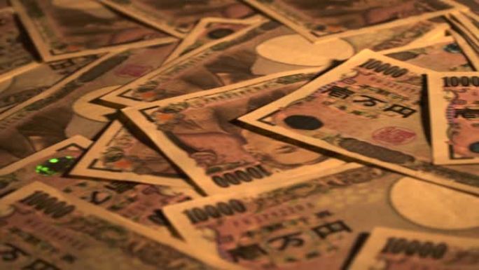10,000日元钞票遍布整个桌子。