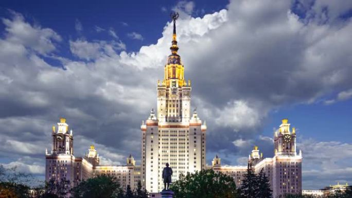 位于麻雀山上的罗蒙诺索夫莫斯科国立大学主楼 (夜)。它是俄罗斯最高级别的教育机构。俄罗斯