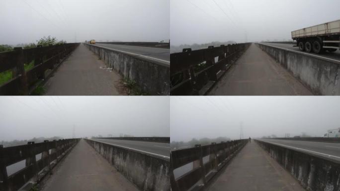 雾中的高速公路