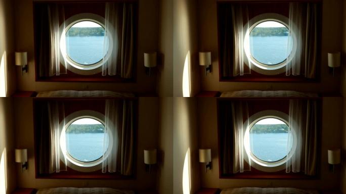 带床和窗户的船舱，可以看到海景。渡轮或邮轮上的豪华客舱