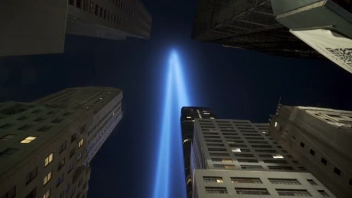 从纽约市中心建筑物之间看到的9月11日纪念灯