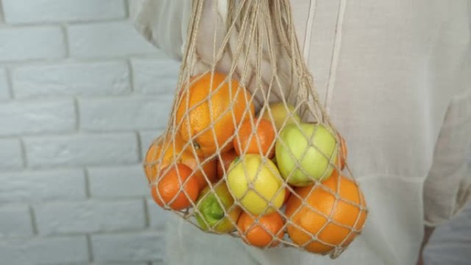 有机柑橘装在有机袋中。