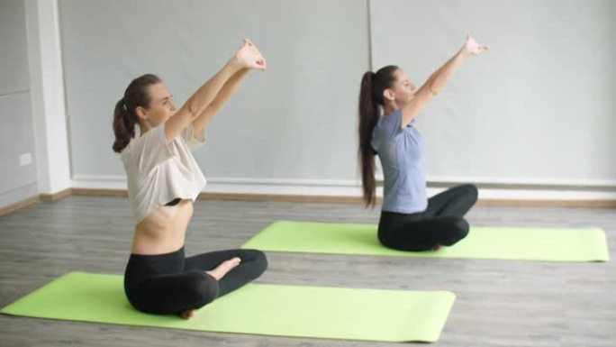 两个女人在家练习瑜伽