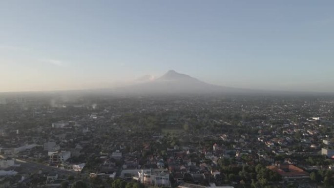 日惹市默拉皮山景观的鸟瞰图。