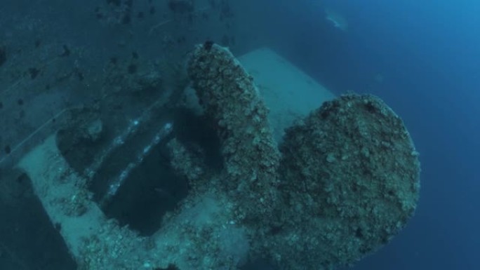 水下视觉显示出海底深处最近被破坏的海军沉船的生锈螺旋桨。