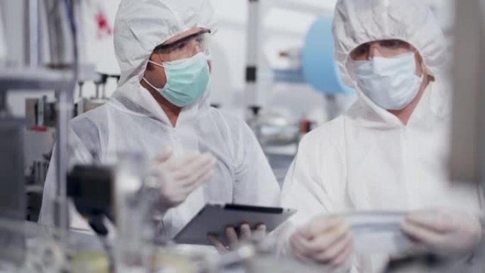 PPE套件质量控制自动化制造医用口罩预防冠状病毒的工程师。