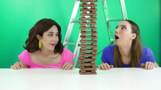两个女孩正在看一个大巧克力金字塔。