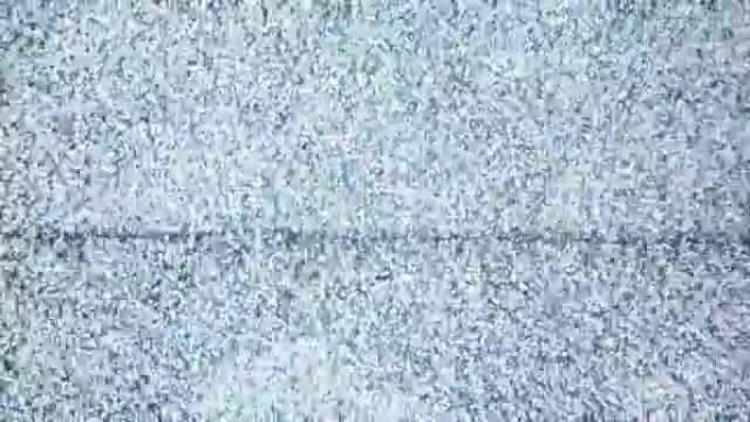 老式复古电视屏幕有波纹，波浪形流动损坏信号。带有噪音，信号接收不良，摄影概念的老式电视的特写镜头