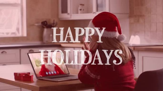 圣诞老人帽子上的女人与家人进行圣诞节视频通话的节日快乐文字动画