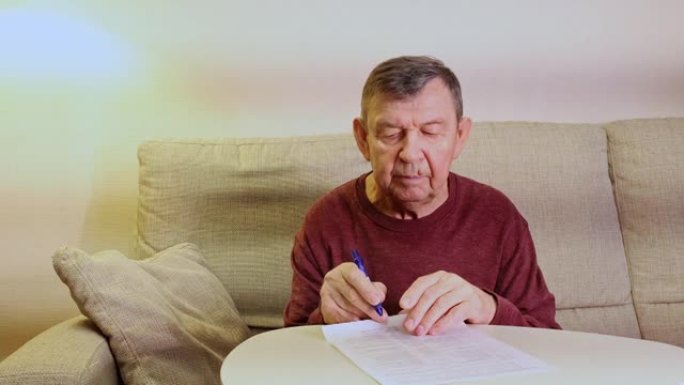 老人签署商业文件。老前辈阅读并在法律纸上签名，特写