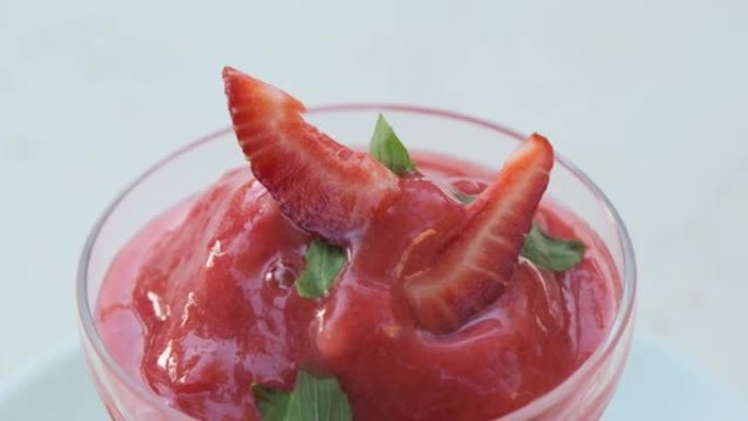 磨砂草莓水果甜点。