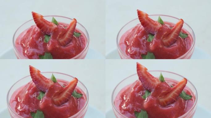 磨砂草莓水果甜点。