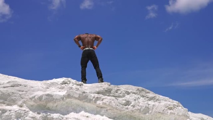 强壮的运动男模肖像。非裔美国人健美运动员在岩石上摆姿势