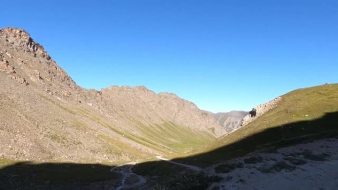 从行驶中的全地形车，在一条土路上，在意大利阿尔卑斯山的cole de Sommellier上录制的视