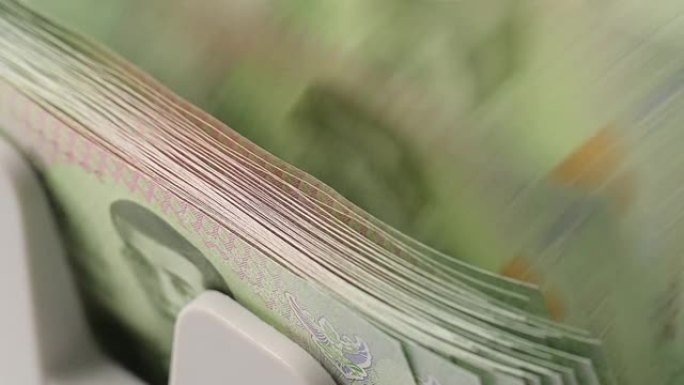慢动作特写拍摄泰国钞票20泰铢在点钞机，货币，计数，银行柜台，机械，纸币，金融市场概念