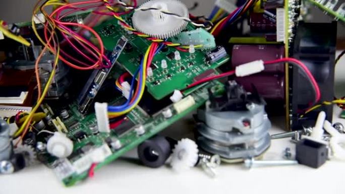 电子废物特写。旧电脑和设备产生的电子废物