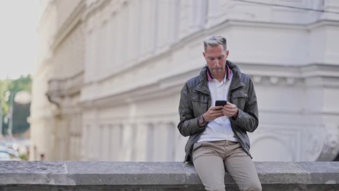 在城市里，现代年轻人在手机上上网，一边等待朋友