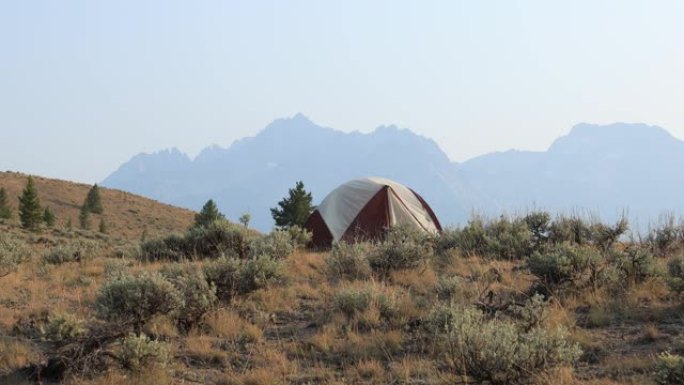 鼠尾草野营帐篷-锯齿山-爱达荷州-夏季