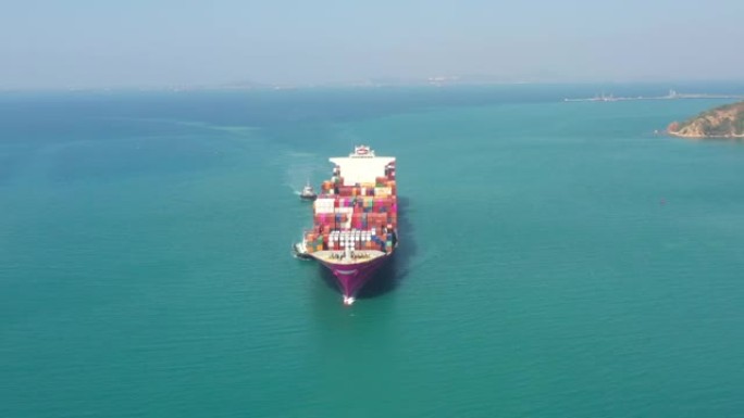 泰国春武里-2019年12月12日: 一艘货物集装箱船在海上水域翻船