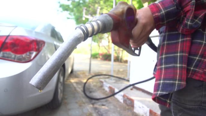从汽油泵滴下的油加油枪特写视频素材