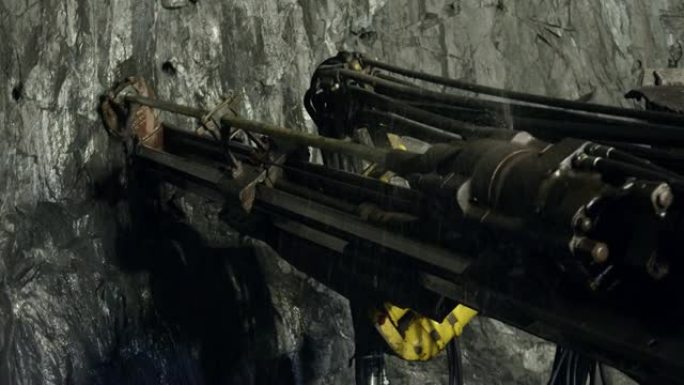 钻孔机正在矿井中工作