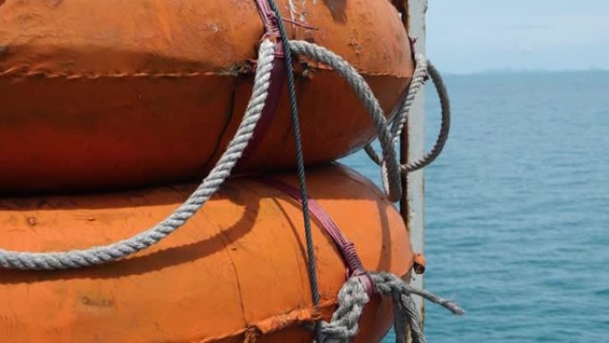 橙色小型刚性救生艇或救生筏，用于在船上发生灾难时紧急疏散