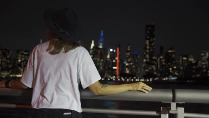 纽约市的年轻女子纽约风光欣赏夜景纽约夜景