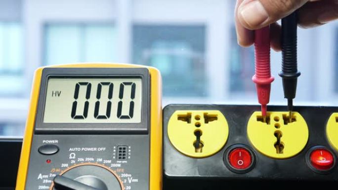 用数字仪表从电源插座测量230伏的交流电压。