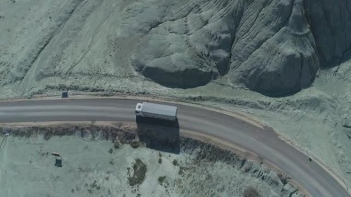 在狭窄的乡间小路上的拖车，无人机镜头