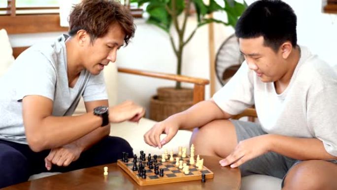 父子在家一起下棋陪伴亲子下棋父亲