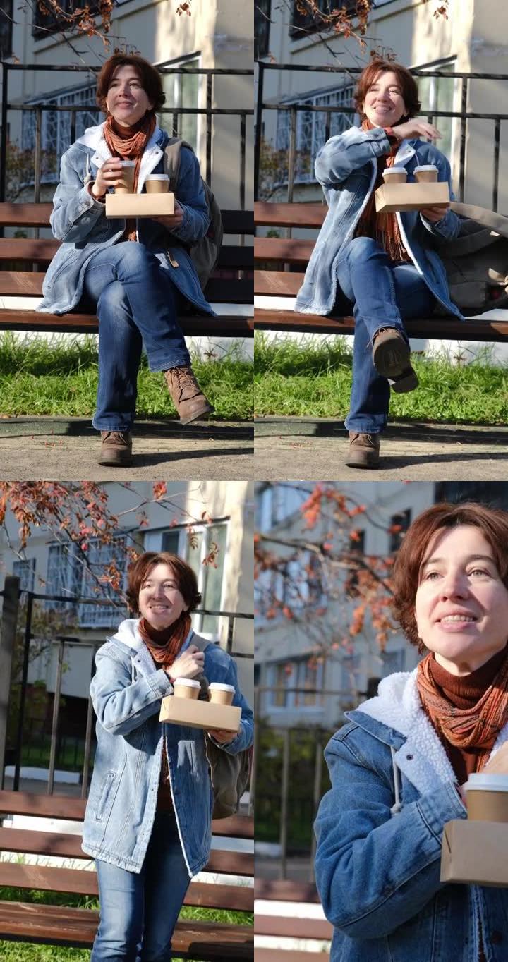 成熟的女人正在遇见她在公园长凳上等待的人